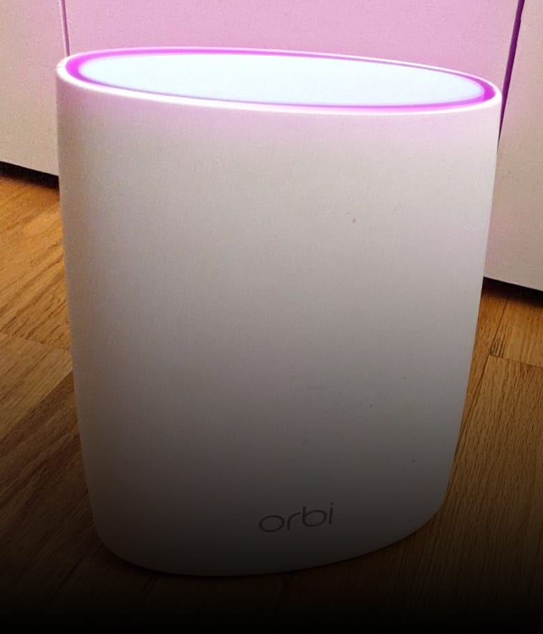 Magenta Light on Orbi Satellite