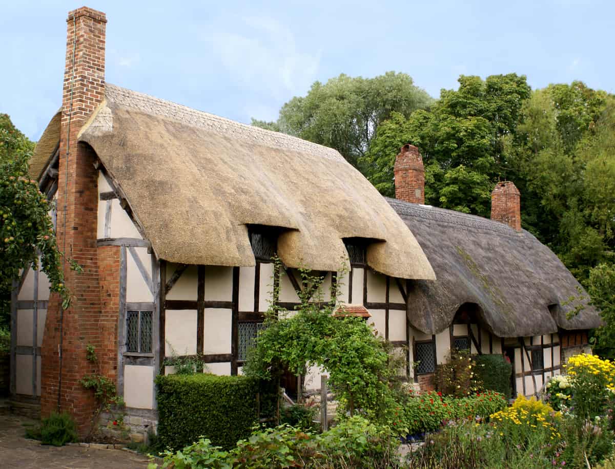 Anne Hathaways cottage with small windows