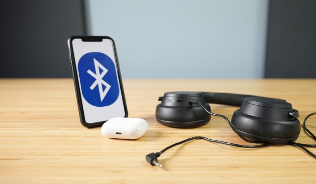 iPhone Connecting to Bluetooth & AUX Headphones