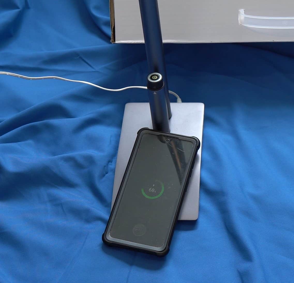 Using the Boring Lamps Qi wireless charging base for my Samsung S20