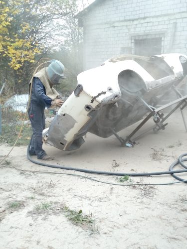 Sandblasting a car